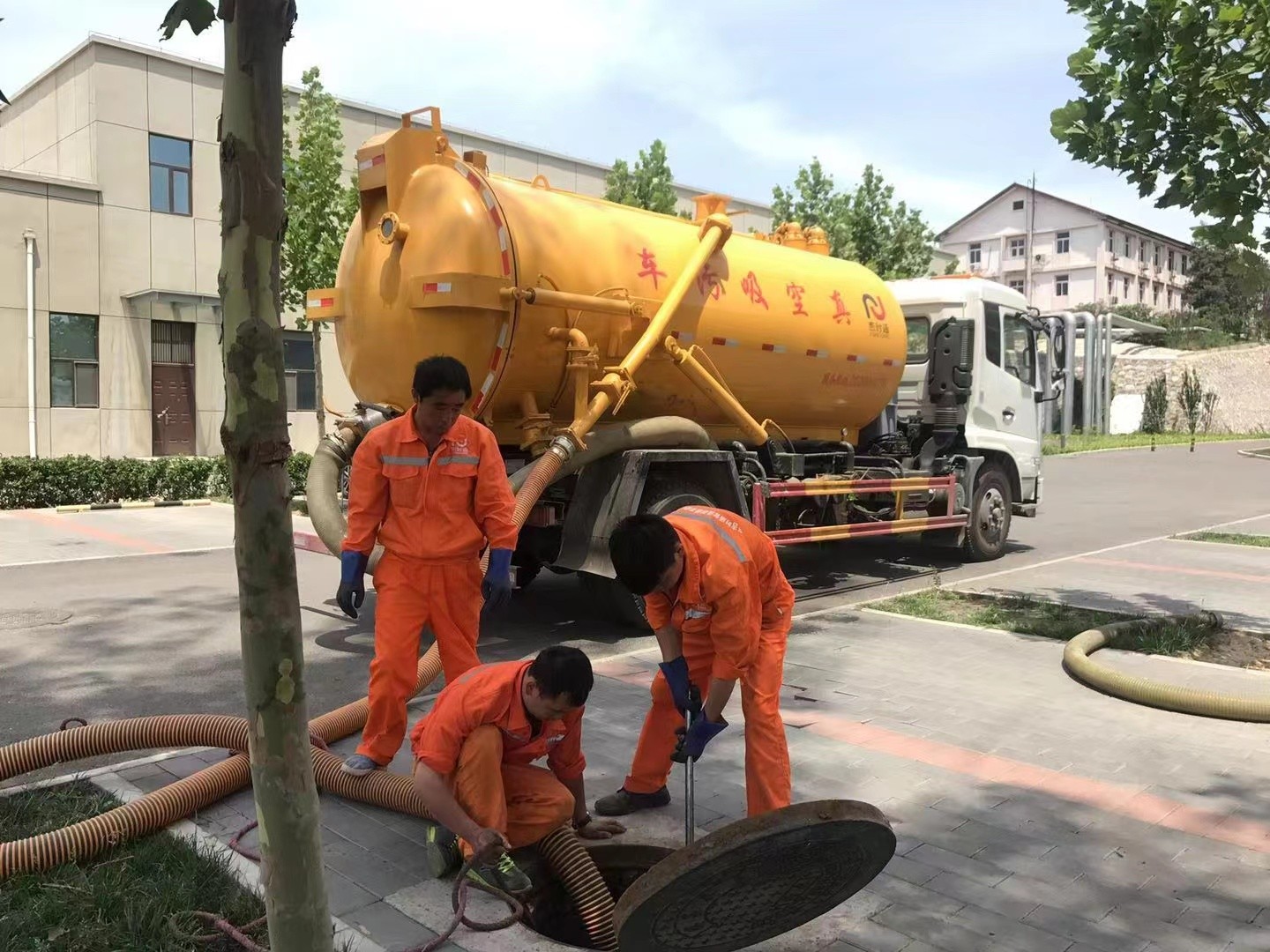 重兴镇化粪池清理与5-8吨吸粪车施工效率分析